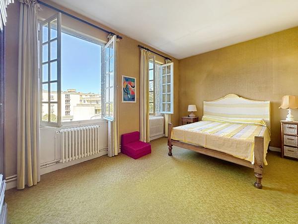 A vendre centre ville appartement de type 6 d'environ 190 m² avec cave, garage et jardin