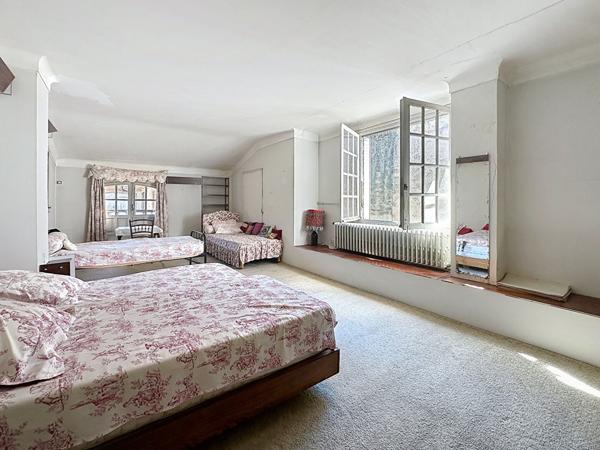 A vendre centre ville appartement de type 6 d'environ 190 m² avec cave, garage et jardin