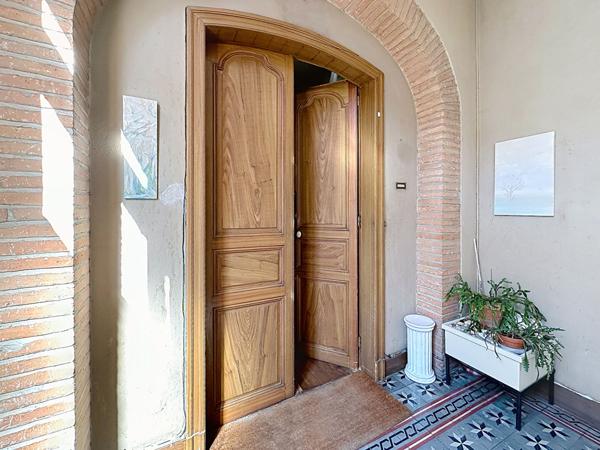 A vendre centre ville appartement de type 6 d'environ 190 m² avec cave, garage et jardin