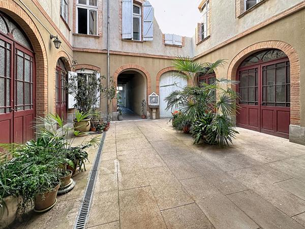 A vendre centre ville appartement de type 6 d'environ 190 m² avec cave, garage et jardin