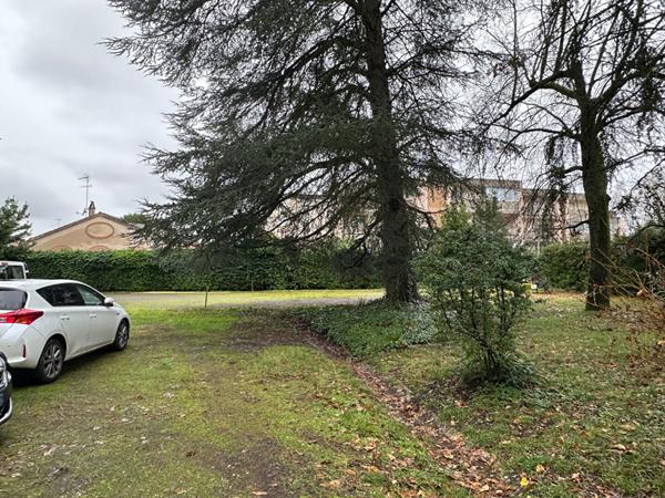 A vendre centre ville appartement de type 6 d'environ 190 m² avec cave, garage et jardin