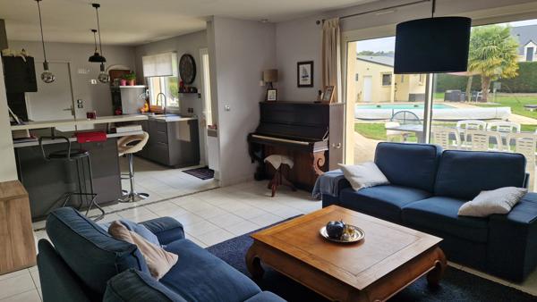 Maison contemporaine à La Suze-sur-Sarthe – volumes généreux, piscine et sérénité au rendez-vous !