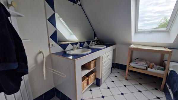 Maison contemporaine à La Suze-sur-Sarthe – volumes généreux, piscine et sérénité au rendez-vous !