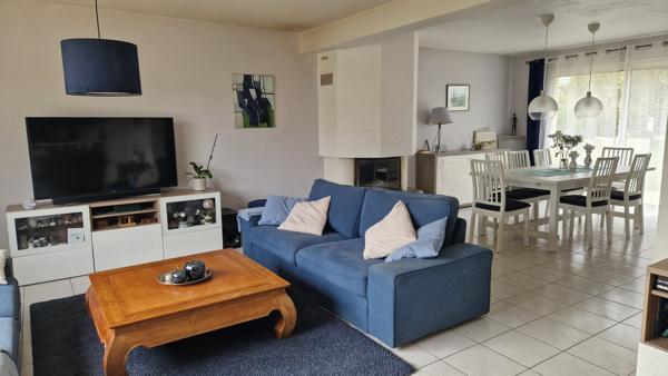 Maison contemporaine à La Suze-sur-Sarthe – volumes généreux, piscine et sérénité au rendez-vous !