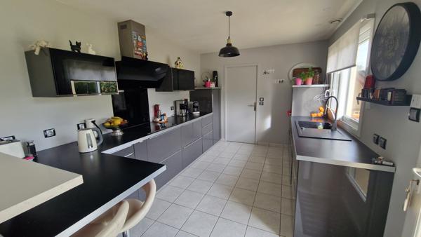 Maison contemporaine à La Suze-sur-Sarthe – volumes généreux, piscine et sérénité au rendez-vous !