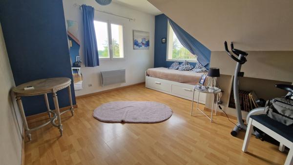 Maison contemporaine à La Suze-sur-Sarthe – volumes généreux, piscine et sérénité au rendez-vous !