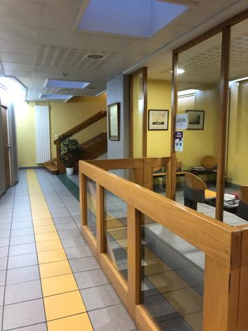 Bureaux
                                                                                                                                                                                                                                                                                                                                                                                                                                            406  m²