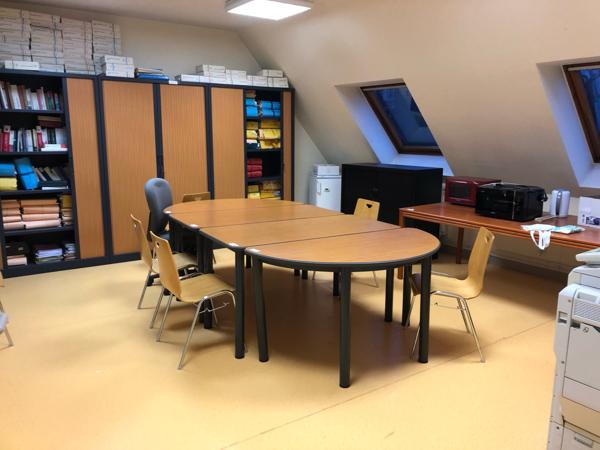 Bureaux
                                                                                                                                                                                                                                                                                                                                                                                                                                            406  m²