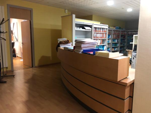 Bureaux
                                                                                                                                                                                                                                                                                                                                                                                                                                            406  m²