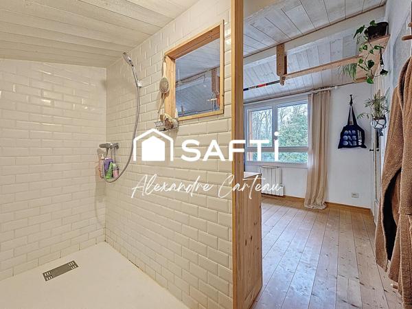 Maison 4 chambres, grand atelier, grande parcelle boisée.