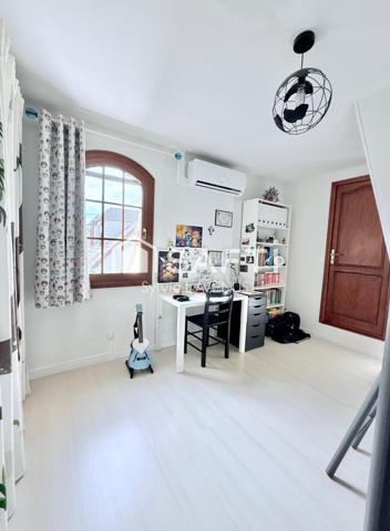 A SOISSONS, QUARTIER TRÈS PRISÉ, MAISON DE 162 M2 AVEC 5 CHAMBRES, VERANDA ET GARAGE DOUBLE.