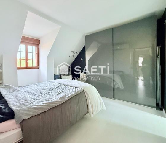 A SOISSONS, QUARTIER TRÈS PRISÉ, MAISON DE 162 M2 AVEC 5 CHAMBRES, VERANDA ET GARAGE DOUBLE.