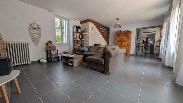 Ensemble de rapport avec 2 logements et un hangar