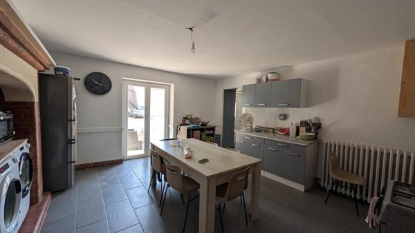 Ensemble de rapport avec 2 logements et un hangar