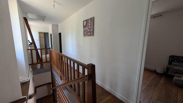 Ensemble de rapport avec 2 logements et un hangar