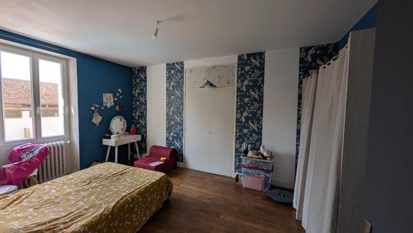 Ensemble de rapport avec 2 logements et un hangar