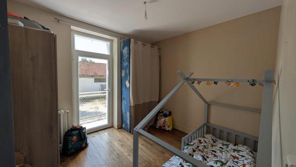 Ensemble de rapport avec 2 logements et un hangar