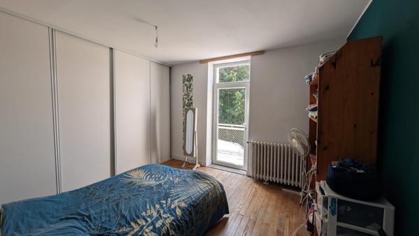 Ensemble de rapport avec 2 logements et un hangar