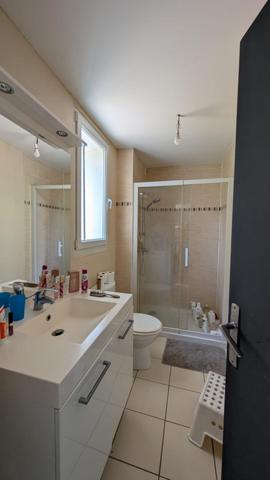 Ensemble de rapport avec 2 logements et un hangar