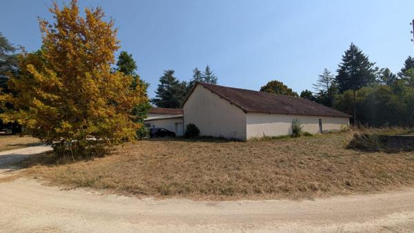 Ensemble de rapport avec 2 logements et un hangar