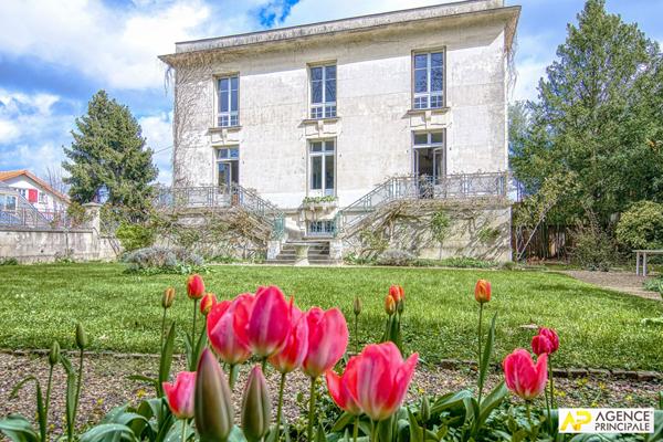 Versailles Porchefontaine Maison de 254 m² habitables avec sous-sol total sur un terrain de 1200 m² €1 890 000 ** - Référence 25873