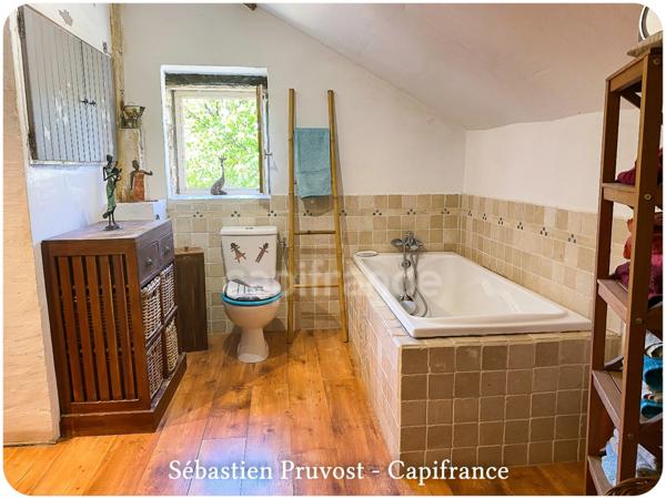 Dpt Dordogne (24),Maison en pierre à vendre Proche Thiviers (24800), P5 140m2, terrain 1715m2, dépendance.