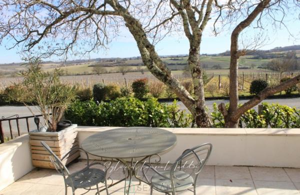 ANCIEN PRESBYTERE - VUE DEGAGEE SUR LA CAMPAGNE ENVIRONNANTE - PISCINE