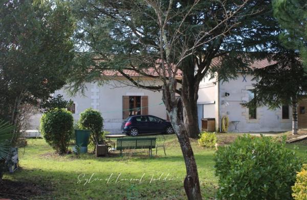 ANCIEN PRESBYTERE - VUE DEGAGEE SUR LA CAMPAGNE ENVIRONNANTE - PISCINE