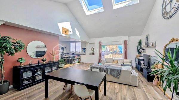 FOUGÈRES – 170 m² – MAISON ATYPIQUE ESPRIT LOFT – 4 CHAMBRES – TERRASSE & COUR PRIVATIVE

 COUP DE CŒUR – DES VOLUMES, DE LA LUMIÈRE ET UN VÉRITABLE ESPRIT LOFT

Vous recherchez une maison avec du caractère, de beaux volumes et quelque chose que l’on ne retrouve pas partout ?

Poussez la porte de cette maison d’environ 170 m² située dans le quartier Hôpital / Bonabry à Fougères… et laissez-vous surprendre.

Ici, ce sont les hauteurs sous plafond, les volumes généreux et les puits de lumière qui donnent immédiatement à la maison cette atmosphère si particulière, presque comme celle d’un loft.

 LA LUMIÈRE COMME FIL CONDUCTEUR

Les différents espaces bénéficient d’une belle luminosité naturelle, sublimée par plusieurs puits de lumière.

Associés aux belles hauteurs sous plafond, ils apportent une véritable sensation d’espace et donnent à cette maison une identité forte.

Un intérieur atypique, chaleureux et plein de potentiel, loin des maisons standardisées.

 UNE PIÈCE DE VIE OUVERTE ET CONVIVIALE

Le salon équipé d'un poêle à granulés ,  s’ouvre directement sur une belle cuisine aménagée et équipée, formant un espace de vie généreux et particulièrement convivial.

Une configuration idéale pour partager les moments du quotidien, cuisiner tout en profitant de ses invités ou recevoir famille et amis.

L’ouverture des espaces renforce naturellement cette sensation de loft et permet de profiter pleinement des volumes.

 4 CHAMBRES – 2 SALLES DE BAINS

Avec ses 4 chambres, cette maison répond parfaitement aux besoins d’une famille tout en permettant d’imaginer différents usages : bureau, télétravail, chambre d’amis, salle de jeux…

Vous bénéficiez également de 2 salles de bains, dont une neuve actuellement en cours de finition.

 UN EXTÉRIEUR PRIVATIF EN PLEIN CŒUR DE VILLE

À l’arrière, une belle terrasse vous attend pour profiter des beaux jours.

Repas en extérieur, apéritifs entre amis, coin détente ou espace végétalisé : vous pourrez facilement créer un extérieur à votre image.

 ET LE PETIT PLUS QUI FAIT LA DIFFÉRENCE

La propriété dispose également d'une cour privative accessible par portail électrique, permettant de stationner jusqu’à 2 véhicules.

Un véritable confort, particulièrement appréciable en ville.

 LES + DE CETTE MAISON

✔️ Environ 170 m²
✔️ Esprit loft
✔️ Belles hauteurs sous plafond
✔️ Puits de lumière
✔️ Grande pièce de vie
✔️ Salon ouvert sur cuisine aménagée et équipée
✔️ 4 chambres
✔️ 2 salles de bains
✔️ Une salle de bains neuve en cours de finition
✔️ Terrasse privative
✔️ Cour privée
✔️ Portail électrique
✔️ Stationnement 2 véhicules
✔️ Quartier Hôpital / Bonabry

 FOUGÈRES – HÔPITAL / BONABRY

Une maison familiale atypique qui conjugue espace, lumière, caractère et fonctionnalité.

Un bien qui ne ressemble pas aux autres et qui mérite d’être découvert en visite, car c’est en entrant que l’on comprend véritablement toute la personnalité de cette maison.

📞 Contactez-moi pour organiser votre visite.