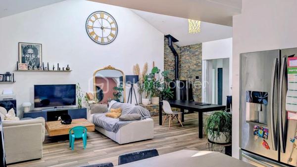 FOUGÈRES – 170 m² – MAISON ATYPIQUE ESPRIT LOFT – 4 CHAMBRES – TERRASSE & COUR PRIVATIVE

 COUP DE CŒUR – DES VOLUMES, DE LA LUMIÈRE ET UN VÉRITABLE ESPRIT LOFT

Vous recherchez une maison avec du caractère, de beaux volumes et quelque chose que l’on ne retrouve pas partout ?

Poussez la porte de cette maison d’environ 170 m² située dans le quartier Hôpital / Bonabry à Fougères… et laissez-vous surprendre.

Ici, ce sont les hauteurs sous plafond, les volumes généreux et les puits de lumière qui donnent immédiatement à la maison cette atmosphère si particulière, presque comme celle d’un loft.

 LA LUMIÈRE COMME FIL CONDUCTEUR

Les différents espaces bénéficient d’une belle luminosité naturelle, sublimée par plusieurs puits de lumière.

Associés aux belles hauteurs sous plafond, ils apportent une véritable sensation d’espace et donnent à cette maison une identité forte.

Un intérieur atypique, chaleureux et plein de potentiel, loin des maisons standardisées.

 UNE PIÈCE DE VIE OUVERTE ET CONVIVIALE

Le salon équipé d'un poêle à granulés ,  s’ouvre directement sur une belle cuisine aménagée et équipée, formant un espace de vie généreux et particulièrement convivial.

Une configuration idéale pour partager les moments du quotidien, cuisiner tout en profitant de ses invités ou recevoir famille et amis.

L’ouverture des espaces renforce naturellement cette sensation de loft et permet de profiter pleinement des volumes.

 4 CHAMBRES – 2 SALLES DE BAINS

Avec ses 4 chambres, cette maison répond parfaitement aux besoins d’une famille tout en permettant d’imaginer différents usages : bureau, télétravail, chambre d’amis, salle de jeux…

Vous bénéficiez également de 2 salles de bains, dont une neuve actuellement en cours de finition.

 UN EXTÉRIEUR PRIVATIF EN PLEIN CŒUR DE VILLE

À l’arrière, une belle terrasse vous attend pour profiter des beaux jours.

Repas en extérieur, apéritifs entre amis, coin détente ou espace végétalisé : vous pourrez facilement créer un extérieur à votre image.

 ET LE PETIT PLUS QUI FAIT LA DIFFÉRENCE

La propriété dispose également d'une cour privative accessible par portail électrique, permettant de stationner jusqu’à 2 véhicules.

Un véritable confort, particulièrement appréciable en ville.

 LES + DE CETTE MAISON

✔️ Environ 170 m²
✔️ Esprit loft
✔️ Belles hauteurs sous plafond
✔️ Puits de lumière
✔️ Grande pièce de vie
✔️ Salon ouvert sur cuisine aménagée et équipée
✔️ 4 chambres
✔️ 2 salles de bains
✔️ Une salle de bains neuve en cours de finition
✔️ Terrasse privative
✔️ Cour privée
✔️ Portail électrique
✔️ Stationnement 2 véhicules
✔️ Quartier Hôpital / Bonabry

 FOUGÈRES – HÔPITAL / BONABRY

Une maison familiale atypique qui conjugue espace, lumière, caractère et fonctionnalité.

Un bien qui ne ressemble pas aux autres et qui mérite d’être découvert en visite, car c’est en entrant que l’on comprend véritablement toute la personnalité de cette maison.

📞 Contactez-moi pour organiser votre visite.