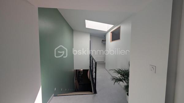 FOUGÈRES – 170 m² – MAISON ATYPIQUE ESPRIT LOFT – 4 CHAMBRES – TERRASSE & COUR PRIVATIVE

 COUP DE CŒUR – DES VOLUMES, DE LA LUMIÈRE ET UN VÉRITABLE ESPRIT LOFT

Vous recherchez une maison avec du caractère, de beaux volumes et quelque chose que l’on ne retrouve pas partout ?

Poussez la porte de cette maison d’environ 170 m² située dans le quartier Hôpital / Bonabry à Fougères… et laissez-vous surprendre.

Ici, ce sont les hauteurs sous plafond, les volumes généreux et les puits de lumière qui donnent immédiatement à la maison cette atmosphère si particulière, presque comme celle d’un loft.

 LA LUMIÈRE COMME FIL CONDUCTEUR

Les différents espaces bénéficient d’une belle luminosité naturelle, sublimée par plusieurs puits de lumière.

Associés aux belles hauteurs sous plafond, ils apportent une véritable sensation d’espace et donnent à cette maison une identité forte.

Un intérieur atypique, chaleureux et plein de potentiel, loin des maisons standardisées.

 UNE PIÈCE DE VIE OUVERTE ET CONVIVIALE

Le salon équipé d'un poêle à granulés ,  s’ouvre directement sur une belle cuisine aménagée et équipée, formant un espace de vie généreux et particulièrement convivial.

Une configuration idéale pour partager les moments du quotidien, cuisiner tout en profitant de ses invités ou recevoir famille et amis.

L’ouverture des espaces renforce naturellement cette sensation de loft et permet de profiter pleinement des volumes.

 4 CHAMBRES – 2 SALLES DE BAINS

Avec ses 4 chambres, cette maison répond parfaitement aux besoins d’une famille tout en permettant d’imaginer différents usages : bureau, télétravail, chambre d’amis, salle de jeux…

Vous bénéficiez également de 2 salles de bains, dont une neuve actuellement en cours de finition.

 UN EXTÉRIEUR PRIVATIF EN PLEIN CŒUR DE VILLE

À l’arrière, une belle terrasse vous attend pour profiter des beaux jours.

Repas en extérieur, apéritifs entre amis, coin détente ou espace végétalisé : vous pourrez facilement créer un extérieur à votre image.

 ET LE PETIT PLUS QUI FAIT LA DIFFÉRENCE

La propriété dispose également d'une cour privative accessible par portail électrique, permettant de stationner jusqu’à 2 véhicules.

Un véritable confort, particulièrement appréciable en ville.

 LES + DE CETTE MAISON

✔️ Environ 170 m²
✔️ Esprit loft
✔️ Belles hauteurs sous plafond
✔️ Puits de lumière
✔️ Grande pièce de vie
✔️ Salon ouvert sur cuisine aménagée et équipée
✔️ 4 chambres
✔️ 2 salles de bains
✔️ Une salle de bains neuve en cours de finition
✔️ Terrasse privative
✔️ Cour privée
✔️ Portail électrique
✔️ Stationnement 2 véhicules
✔️ Quartier Hôpital / Bonabry

 FOUGÈRES – HÔPITAL / BONABRY

Une maison familiale atypique qui conjugue espace, lumière, caractère et fonctionnalité.

Un bien qui ne ressemble pas aux autres et qui mérite d’être découvert en visite, car c’est en entrant que l’on comprend véritablement toute la personnalité de cette maison.

📞 Contactez-moi pour organiser votre visite.