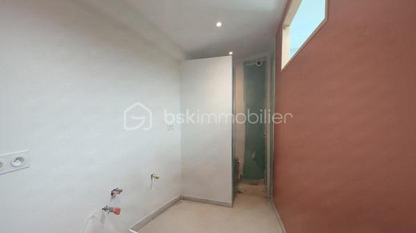 FOUGÈRES – 170 m² – MAISON ATYPIQUE ESPRIT LOFT – 4 CHAMBRES – TERRASSE & COUR PRIVATIVE

 COUP DE CŒUR – DES VOLUMES, DE LA LUMIÈRE ET UN VÉRITABLE ESPRIT LOFT

Vous recherchez une maison avec du caractère, de beaux volumes et quelque chose que l’on ne retrouve pas partout ?

Poussez la porte de cette maison d’environ 170 m² située dans le quartier Hôpital / Bonabry à Fougères… et laissez-vous surprendre.

Ici, ce sont les hauteurs sous plafond, les volumes généreux et les puits de lumière qui donnent immédiatement à la maison cette atmosphère si particulière, presque comme celle d’un loft.

 LA LUMIÈRE COMME FIL CONDUCTEUR

Les différents espaces bénéficient d’une belle luminosité naturelle, sublimée par plusieurs puits de lumière.

Associés aux belles hauteurs sous plafond, ils apportent une véritable sensation d’espace et donnent à cette maison une identité forte.

Un intérieur atypique, chaleureux et plein de potentiel, loin des maisons standardisées.

 UNE PIÈCE DE VIE OUVERTE ET CONVIVIALE

Le salon équipé d'un poêle à granulés ,  s’ouvre directement sur une belle cuisine aménagée et équipée, formant un espace de vie généreux et particulièrement convivial.

Une configuration idéale pour partager les moments du quotidien, cuisiner tout en profitant de ses invités ou recevoir famille et amis.

L’ouverture des espaces renforce naturellement cette sensation de loft et permet de profiter pleinement des volumes.

 4 CHAMBRES – 2 SALLES DE BAINS

Avec ses 4 chambres, cette maison répond parfaitement aux besoins d’une famille tout en permettant d’imaginer différents usages : bureau, télétravail, chambre d’amis, salle de jeux…

Vous bénéficiez également de 2 salles de bains, dont une neuve actuellement en cours de finition.

 UN EXTÉRIEUR PRIVATIF EN PLEIN CŒUR DE VILLE

À l’arrière, une belle terrasse vous attend pour profiter des beaux jours.

Repas en extérieur, apéritifs entre amis, coin détente ou espace végétalisé : vous pourrez facilement créer un extérieur à votre image.

 ET LE PETIT PLUS QUI FAIT LA DIFFÉRENCE

La propriété dispose également d'une cour privative accessible par portail électrique, permettant de stationner jusqu’à 2 véhicules.

Un véritable confort, particulièrement appréciable en ville.

 LES + DE CETTE MAISON

✔️ Environ 170 m²
✔️ Esprit loft
✔️ Belles hauteurs sous plafond
✔️ Puits de lumière
✔️ Grande pièce de vie
✔️ Salon ouvert sur cuisine aménagée et équipée
✔️ 4 chambres
✔️ 2 salles de bains
✔️ Une salle de bains neuve en cours de finition
✔️ Terrasse privative
✔️ Cour privée
✔️ Portail électrique
✔️ Stationnement 2 véhicules
✔️ Quartier Hôpital / Bonabry

 FOUGÈRES – HÔPITAL / BONABRY

Une maison familiale atypique qui conjugue espace, lumière, caractère et fonctionnalité.

Un bien qui ne ressemble pas aux autres et qui mérite d’être découvert en visite, car c’est en entrant que l’on comprend véritablement toute la personnalité de cette maison.

📞 Contactez-moi pour organiser votre visite.