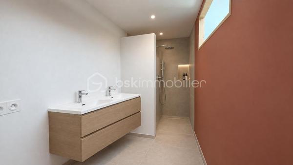 FOUGÈRES – 170 m² – MAISON ATYPIQUE ESPRIT LOFT – 4 CHAMBRES – TERRASSE & COUR PRIVATIVE

 COUP DE CŒUR – DES VOLUMES, DE LA LUMIÈRE ET UN VÉRITABLE ESPRIT LOFT

Vous recherchez une maison avec du caractère, de beaux volumes et quelque chose que l’on ne retrouve pas partout ?

Poussez la porte de cette maison d’environ 170 m² située dans le quartier Hôpital / Bonabry à Fougères… et laissez-vous surprendre.

Ici, ce sont les hauteurs sous plafond, les volumes généreux et les puits de lumière qui donnent immédiatement à la maison cette atmosphère si particulière, presque comme celle d’un loft.

 LA LUMIÈRE COMME FIL CONDUCTEUR

Les différents espaces bénéficient d’une belle luminosité naturelle, sublimée par plusieurs puits de lumière.

Associés aux belles hauteurs sous plafond, ils apportent une véritable sensation d’espace et donnent à cette maison une identité forte.

Un intérieur atypique, chaleureux et plein de potentiel, loin des maisons standardisées.

 UNE PIÈCE DE VIE OUVERTE ET CONVIVIALE

Le salon équipé d'un poêle à granulés ,  s’ouvre directement sur une belle cuisine aménagée et équipée, formant un espace de vie généreux et particulièrement convivial.

Une configuration idéale pour partager les moments du quotidien, cuisiner tout en profitant de ses invités ou recevoir famille et amis.

L’ouverture des espaces renforce naturellement cette sensation de loft et permet de profiter pleinement des volumes.

 4 CHAMBRES – 2 SALLES DE BAINS

Avec ses 4 chambres, cette maison répond parfaitement aux besoins d’une famille tout en permettant d’imaginer différents usages : bureau, télétravail, chambre d’amis, salle de jeux…

Vous bénéficiez également de 2 salles de bains, dont une neuve actuellement en cours de finition.

 UN EXTÉRIEUR PRIVATIF EN PLEIN CŒUR DE VILLE

À l’arrière, une belle terrasse vous attend pour profiter des beaux jours.

Repas en extérieur, apéritifs entre amis, coin détente ou espace végétalisé : vous pourrez facilement créer un extérieur à votre image.

 ET LE PETIT PLUS QUI FAIT LA DIFFÉRENCE

La propriété dispose également d'une cour privative accessible par portail électrique, permettant de stationner jusqu’à 2 véhicules.

Un véritable confort, particulièrement appréciable en ville.

 LES + DE CETTE MAISON

✔️ Environ 170 m²
✔️ Esprit loft
✔️ Belles hauteurs sous plafond
✔️ Puits de lumière
✔️ Grande pièce de vie
✔️ Salon ouvert sur cuisine aménagée et équipée
✔️ 4 chambres
✔️ 2 salles de bains
✔️ Une salle de bains neuve en cours de finition
✔️ Terrasse privative
✔️ Cour privée
✔️ Portail électrique
✔️ Stationnement 2 véhicules
✔️ Quartier Hôpital / Bonabry

 FOUGÈRES – HÔPITAL / BONABRY

Une maison familiale atypique qui conjugue espace, lumière, caractère et fonctionnalité.

Un bien qui ne ressemble pas aux autres et qui mérite d’être découvert en visite, car c’est en entrant que l’on comprend véritablement toute la personnalité de cette maison.

📞 Contactez-moi pour organiser votre visite.