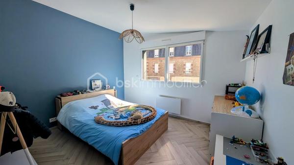 FOUGÈRES – 170 m² – MAISON ATYPIQUE ESPRIT LOFT – 4 CHAMBRES – TERRASSE & COUR PRIVATIVE

 COUP DE CŒUR – DES VOLUMES, DE LA LUMIÈRE ET UN VÉRITABLE ESPRIT LOFT

Vous recherchez une maison avec du caractère, de beaux volumes et quelque chose que l’on ne retrouve pas partout ?

Poussez la porte de cette maison d’environ 170 m² située dans le quartier Hôpital / Bonabry à Fougères… et laissez-vous surprendre.

Ici, ce sont les hauteurs sous plafond, les volumes généreux et les puits de lumière qui donnent immédiatement à la maison cette atmosphère si particulière, presque comme celle d’un loft.

 LA LUMIÈRE COMME FIL CONDUCTEUR

Les différents espaces bénéficient d’une belle luminosité naturelle, sublimée par plusieurs puits de lumière.

Associés aux belles hauteurs sous plafond, ils apportent une véritable sensation d’espace et donnent à cette maison une identité forte.

Un intérieur atypique, chaleureux et plein de potentiel, loin des maisons standardisées.

 UNE PIÈCE DE VIE OUVERTE ET CONVIVIALE

Le salon équipé d'un poêle à granulés ,  s’ouvre directement sur une belle cuisine aménagée et équipée, formant un espace de vie généreux et particulièrement convivial.

Une configuration idéale pour partager les moments du quotidien, cuisiner tout en profitant de ses invités ou recevoir famille et amis.

L’ouverture des espaces renforce naturellement cette sensation de loft et permet de profiter pleinement des volumes.

 4 CHAMBRES – 2 SALLES DE BAINS

Avec ses 4 chambres, cette maison répond parfaitement aux besoins d’une famille tout en permettant d’imaginer différents usages : bureau, télétravail, chambre d’amis, salle de jeux…

Vous bénéficiez également de 2 salles de bains, dont une neuve actuellement en cours de finition.

 UN EXTÉRIEUR PRIVATIF EN PLEIN CŒUR DE VILLE

À l’arrière, une belle terrasse vous attend pour profiter des beaux jours.

Repas en extérieur, apéritifs entre amis, coin détente ou espace végétalisé : vous pourrez facilement créer un extérieur à votre image.

 ET LE PETIT PLUS QUI FAIT LA DIFFÉRENCE

La propriété dispose également d'une cour privative accessible par portail électrique, permettant de stationner jusqu’à 2 véhicules.

Un véritable confort, particulièrement appréciable en ville.

 LES + DE CETTE MAISON

✔️ Environ 170 m²
✔️ Esprit loft
✔️ Belles hauteurs sous plafond
✔️ Puits de lumière
✔️ Grande pièce de vie
✔️ Salon ouvert sur cuisine aménagée et équipée
✔️ 4 chambres
✔️ 2 salles de bains
✔️ Une salle de bains neuve en cours de finition
✔️ Terrasse privative
✔️ Cour privée
✔️ Portail électrique
✔️ Stationnement 2 véhicules
✔️ Quartier Hôpital / Bonabry

 FOUGÈRES – HÔPITAL / BONABRY

Une maison familiale atypique qui conjugue espace, lumière, caractère et fonctionnalité.

Un bien qui ne ressemble pas aux autres et qui mérite d’être découvert en visite, car c’est en entrant que l’on comprend véritablement toute la personnalité de cette maison.

📞 Contactez-moi pour organiser votre visite.