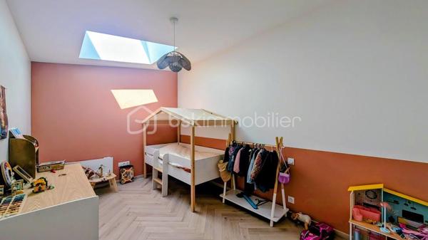 FOUGÈRES – 170 m² – MAISON ATYPIQUE ESPRIT LOFT – 4 CHAMBRES – TERRASSE & COUR PRIVATIVE

 COUP DE CŒUR – DES VOLUMES, DE LA LUMIÈRE ET UN VÉRITABLE ESPRIT LOFT

Vous recherchez une maison avec du caractère, de beaux volumes et quelque chose que l’on ne retrouve pas partout ?

Poussez la porte de cette maison d’environ 170 m² située dans le quartier Hôpital / Bonabry à Fougères… et laissez-vous surprendre.

Ici, ce sont les hauteurs sous plafond, les volumes généreux et les puits de lumière qui donnent immédiatement à la maison cette atmosphère si particulière, presque comme celle d’un loft.

 LA LUMIÈRE COMME FIL CONDUCTEUR

Les différents espaces bénéficient d’une belle luminosité naturelle, sublimée par plusieurs puits de lumière.

Associés aux belles hauteurs sous plafond, ils apportent une véritable sensation d’espace et donnent à cette maison une identité forte.

Un intérieur atypique, chaleureux et plein de potentiel, loin des maisons standardisées.

 UNE PIÈCE DE VIE OUVERTE ET CONVIVIALE

Le salon équipé d'un poêle à granulés ,  s’ouvre directement sur une belle cuisine aménagée et équipée, formant un espace de vie généreux et particulièrement convivial.

Une configuration idéale pour partager les moments du quotidien, cuisiner tout en profitant de ses invités ou recevoir famille et amis.

L’ouverture des espaces renforce naturellement cette sensation de loft et permet de profiter pleinement des volumes.

 4 CHAMBRES – 2 SALLES DE BAINS

Avec ses 4 chambres, cette maison répond parfaitement aux besoins d’une famille tout en permettant d’imaginer différents usages : bureau, télétravail, chambre d’amis, salle de jeux…

Vous bénéficiez également de 2 salles de bains, dont une neuve actuellement en cours de finition.

 UN EXTÉRIEUR PRIVATIF EN PLEIN CŒUR DE VILLE

À l’arrière, une belle terrasse vous attend pour profiter des beaux jours.

Repas en extérieur, apéritifs entre amis, coin détente ou espace végétalisé : vous pourrez facilement créer un extérieur à votre image.

 ET LE PETIT PLUS QUI FAIT LA DIFFÉRENCE

La propriété dispose également d'une cour privative accessible par portail électrique, permettant de stationner jusqu’à 2 véhicules.

Un véritable confort, particulièrement appréciable en ville.

 LES + DE CETTE MAISON

✔️ Environ 170 m²
✔️ Esprit loft
✔️ Belles hauteurs sous plafond
✔️ Puits de lumière
✔️ Grande pièce de vie
✔️ Salon ouvert sur cuisine aménagée et équipée
✔️ 4 chambres
✔️ 2 salles de bains
✔️ Une salle de bains neuve en cours de finition
✔️ Terrasse privative
✔️ Cour privée
✔️ Portail électrique
✔️ Stationnement 2 véhicules
✔️ Quartier Hôpital / Bonabry

 FOUGÈRES – HÔPITAL / BONABRY

Une maison familiale atypique qui conjugue espace, lumière, caractère et fonctionnalité.

Un bien qui ne ressemble pas aux autres et qui mérite d’être découvert en visite, car c’est en entrant que l’on comprend véritablement toute la personnalité de cette maison.

📞 Contactez-moi pour organiser votre visite.