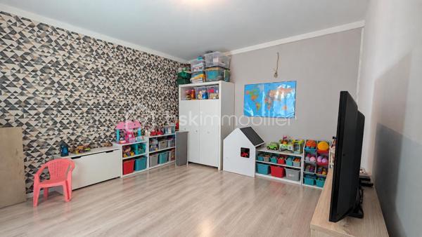 FOUGÈRES – 170 m² – MAISON ATYPIQUE ESPRIT LOFT – 4 CHAMBRES – TERRASSE & COUR PRIVATIVE

 COUP DE CŒUR – DES VOLUMES, DE LA LUMIÈRE ET UN VÉRITABLE ESPRIT LOFT

Vous recherchez une maison avec du caractère, de beaux volumes et quelque chose que l’on ne retrouve pas partout ?

Poussez la porte de cette maison d’environ 170 m² située dans le quartier Hôpital / Bonabry à Fougères… et laissez-vous surprendre.

Ici, ce sont les hauteurs sous plafond, les volumes généreux et les puits de lumière qui donnent immédiatement à la maison cette atmosphère si particulière, presque comme celle d’un loft.

 LA LUMIÈRE COMME FIL CONDUCTEUR

Les différents espaces bénéficient d’une belle luminosité naturelle, sublimée par plusieurs puits de lumière.

Associés aux belles hauteurs sous plafond, ils apportent une véritable sensation d’espace et donnent à cette maison une identité forte.

Un intérieur atypique, chaleureux et plein de potentiel, loin des maisons standardisées.

 UNE PIÈCE DE VIE OUVERTE ET CONVIVIALE

Le salon équipé d'un poêle à granulés ,  s’ouvre directement sur une belle cuisine aménagée et équipée, formant un espace de vie généreux et particulièrement convivial.

Une configuration idéale pour partager les moments du quotidien, cuisiner tout en profitant de ses invités ou recevoir famille et amis.

L’ouverture des espaces renforce naturellement cette sensation de loft et permet de profiter pleinement des volumes.

 4 CHAMBRES – 2 SALLES DE BAINS

Avec ses 4 chambres, cette maison répond parfaitement aux besoins d’une famille tout en permettant d’imaginer différents usages : bureau, télétravail, chambre d’amis, salle de jeux…

Vous bénéficiez également de 2 salles de bains, dont une neuve actuellement en cours de finition.

 UN EXTÉRIEUR PRIVATIF EN PLEIN CŒUR DE VILLE

À l’arrière, une belle terrasse vous attend pour profiter des beaux jours.

Repas en extérieur, apéritifs entre amis, coin détente ou espace végétalisé : vous pourrez facilement créer un extérieur à votre image.

 ET LE PETIT PLUS QUI FAIT LA DIFFÉRENCE

La propriété dispose également d'une cour privative accessible par portail électrique, permettant de stationner jusqu’à 2 véhicules.

Un véritable confort, particulièrement appréciable en ville.

 LES + DE CETTE MAISON

✔️ Environ 170 m²
✔️ Esprit loft
✔️ Belles hauteurs sous plafond
✔️ Puits de lumière
✔️ Grande pièce de vie
✔️ Salon ouvert sur cuisine aménagée et équipée
✔️ 4 chambres
✔️ 2 salles de bains
✔️ Une salle de bains neuve en cours de finition
✔️ Terrasse privative
✔️ Cour privée
✔️ Portail électrique
✔️ Stationnement 2 véhicules
✔️ Quartier Hôpital / Bonabry

 FOUGÈRES – HÔPITAL / BONABRY

Une maison familiale atypique qui conjugue espace, lumière, caractère et fonctionnalité.

Un bien qui ne ressemble pas aux autres et qui mérite d’être découvert en visite, car c’est en entrant que l’on comprend véritablement toute la personnalité de cette maison.

📞 Contactez-moi pour organiser votre visite.