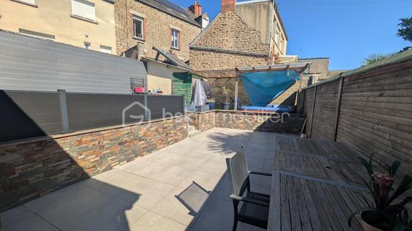 FOUGÈRES – 170 m² – MAISON ATYPIQUE ESPRIT LOFT – 4 CHAMBRES – TERRASSE & COUR PRIVATIVE

 COUP DE CŒUR – DES VOLUMES, DE LA LUMIÈRE ET UN VÉRITABLE ESPRIT LOFT

Vous recherchez une maison avec du caractère, de beaux volumes et quelque chose que l’on ne retrouve pas partout ?

Poussez la porte de cette maison d’environ 170 m² située dans le quartier Hôpital / Bonabry à Fougères… et laissez-vous surprendre.

Ici, ce sont les hauteurs sous plafond, les volumes généreux et les puits de lumière qui donnent immédiatement à la maison cette atmosphère si particulière, presque comme celle d’un loft.

 LA LUMIÈRE COMME FIL CONDUCTEUR

Les différents espaces bénéficient d’une belle luminosité naturelle, sublimée par plusieurs puits de lumière.

Associés aux belles hauteurs sous plafond, ils apportent une véritable sensation d’espace et donnent à cette maison une identité forte.

Un intérieur atypique, chaleureux et plein de potentiel, loin des maisons standardisées.

 UNE PIÈCE DE VIE OUVERTE ET CONVIVIALE

Le salon équipé d'un poêle à granulés ,  s’ouvre directement sur une belle cuisine aménagée et équipée, formant un espace de vie généreux et particulièrement convivial.

Une configuration idéale pour partager les moments du quotidien, cuisiner tout en profitant de ses invités ou recevoir famille et amis.

L’ouverture des espaces renforce naturellement cette sensation de loft et permet de profiter pleinement des volumes.

 4 CHAMBRES – 2 SALLES DE BAINS

Avec ses 4 chambres, cette maison répond parfaitement aux besoins d’une famille tout en permettant d’imaginer différents usages : bureau, télétravail, chambre d’amis, salle de jeux…

Vous bénéficiez également de 2 salles de bains, dont une neuve actuellement en cours de finition.

 UN EXTÉRIEUR PRIVATIF EN PLEIN CŒUR DE VILLE

À l’arrière, une belle terrasse vous attend pour profiter des beaux jours.

Repas en extérieur, apéritifs entre amis, coin détente ou espace végétalisé : vous pourrez facilement créer un extérieur à votre image.

 ET LE PETIT PLUS QUI FAIT LA DIFFÉRENCE

La propriété dispose également d'une cour privative accessible par portail électrique, permettant de stationner jusqu’à 2 véhicules.

Un véritable confort, particulièrement appréciable en ville.

 LES + DE CETTE MAISON

✔️ Environ 170 m²
✔️ Esprit loft
✔️ Belles hauteurs sous plafond
✔️ Puits de lumière
✔️ Grande pièce de vie
✔️ Salon ouvert sur cuisine aménagée et équipée
✔️ 4 chambres
✔️ 2 salles de bains
✔️ Une salle de bains neuve en cours de finition
✔️ Terrasse privative
✔️ Cour privée
✔️ Portail électrique
✔️ Stationnement 2 véhicules
✔️ Quartier Hôpital / Bonabry

 FOUGÈRES – HÔPITAL / BONABRY

Une maison familiale atypique qui conjugue espace, lumière, caractère et fonctionnalité.

Un bien qui ne ressemble pas aux autres et qui mérite d’être découvert en visite, car c’est en entrant que l’on comprend véritablement toute la personnalité de cette maison.

📞 Contactez-moi pour organiser votre visite.