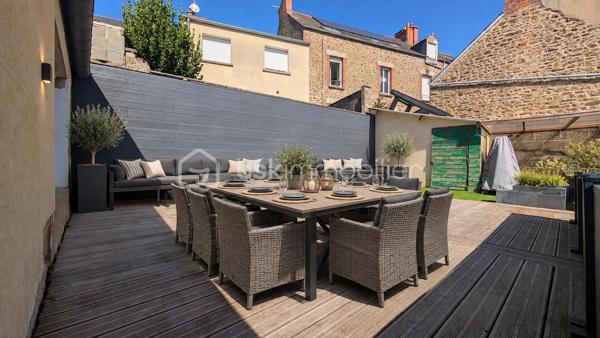 FOUGÈRES – 170 m² – MAISON ATYPIQUE ESPRIT LOFT – 4 CHAMBRES – TERRASSE & COUR PRIVATIVE

 COUP DE CŒUR – DES VOLUMES, DE LA LUMIÈRE ET UN VÉRITABLE ESPRIT LOFT

Vous recherchez une maison avec du caractère, de beaux volumes et quelque chose que l’on ne retrouve pas partout ?

Poussez la porte de cette maison d’environ 170 m² située dans le quartier Hôpital / Bonabry à Fougères… et laissez-vous surprendre.

Ici, ce sont les hauteurs sous plafond, les volumes généreux et les puits de lumière qui donnent immédiatement à la maison cette atmosphère si particulière, presque comme celle d’un loft.

 LA LUMIÈRE COMME FIL CONDUCTEUR

Les différents espaces bénéficient d’une belle luminosité naturelle, sublimée par plusieurs puits de lumière.

Associés aux belles hauteurs sous plafond, ils apportent une véritable sensation d’espace et donnent à cette maison une identité forte.

Un intérieur atypique, chaleureux et plein de potentiel, loin des maisons standardisées.

 UNE PIÈCE DE VIE OUVERTE ET CONVIVIALE

Le salon équipé d'un poêle à granulés ,  s’ouvre directement sur une belle cuisine aménagée et équipée, formant un espace de vie généreux et particulièrement convivial.

Une configuration idéale pour partager les moments du quotidien, cuisiner tout en profitant de ses invités ou recevoir famille et amis.

L’ouverture des espaces renforce naturellement cette sensation de loft et permet de profiter pleinement des volumes.

 4 CHAMBRES – 2 SALLES DE BAINS

Avec ses 4 chambres, cette maison répond parfaitement aux besoins d’une famille tout en permettant d’imaginer différents usages : bureau, télétravail, chambre d’amis, salle de jeux…

Vous bénéficiez également de 2 salles de bains, dont une neuve actuellement en cours de finition.

 UN EXTÉRIEUR PRIVATIF EN PLEIN CŒUR DE VILLE

À l’arrière, une belle terrasse vous attend pour profiter des beaux jours.

Repas en extérieur, apéritifs entre amis, coin détente ou espace végétalisé : vous pourrez facilement créer un extérieur à votre image.

 ET LE PETIT PLUS QUI FAIT LA DIFFÉRENCE

La propriété dispose également d'une cour privative accessible par portail électrique, permettant de stationner jusqu’à 2 véhicules.

Un véritable confort, particulièrement appréciable en ville.

 LES + DE CETTE MAISON

✔️ Environ 170 m²
✔️ Esprit loft
✔️ Belles hauteurs sous plafond
✔️ Puits de lumière
✔️ Grande pièce de vie
✔️ Salon ouvert sur cuisine aménagée et équipée
✔️ 4 chambres
✔️ 2 salles de bains
✔️ Une salle de bains neuve en cours de finition
✔️ Terrasse privative
✔️ Cour privée
✔️ Portail électrique
✔️ Stationnement 2 véhicules
✔️ Quartier Hôpital / Bonabry

 FOUGÈRES – HÔPITAL / BONABRY

Une maison familiale atypique qui conjugue espace, lumière, caractère et fonctionnalité.

Un bien qui ne ressemble pas aux autres et qui mérite d’être découvert en visite, car c’est en entrant que l’on comprend véritablement toute la personnalité de cette maison.

📞 Contactez-moi pour organiser votre visite.