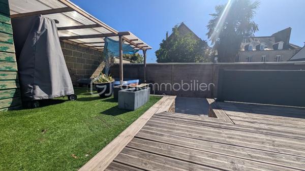 FOUGÈRES – 170 m² – MAISON ATYPIQUE ESPRIT LOFT – 4 CHAMBRES – TERRASSE & COUR PRIVATIVE

 COUP DE CŒUR – DES VOLUMES, DE LA LUMIÈRE ET UN VÉRITABLE ESPRIT LOFT

Vous recherchez une maison avec du caractère, de beaux volumes et quelque chose que l’on ne retrouve pas partout ?

Poussez la porte de cette maison d’environ 170 m² située dans le quartier Hôpital / Bonabry à Fougères… et laissez-vous surprendre.

Ici, ce sont les hauteurs sous plafond, les volumes généreux et les puits de lumière qui donnent immédiatement à la maison cette atmosphère si particulière, presque comme celle d’un loft.

 LA LUMIÈRE COMME FIL CONDUCTEUR

Les différents espaces bénéficient d’une belle luminosité naturelle, sublimée par plusieurs puits de lumière.

Associés aux belles hauteurs sous plafond, ils apportent une véritable sensation d’espace et donnent à cette maison une identité forte.

Un intérieur atypique, chaleureux et plein de potentiel, loin des maisons standardisées.

 UNE PIÈCE DE VIE OUVERTE ET CONVIVIALE

Le salon équipé d'un poêle à granulés ,  s’ouvre directement sur une belle cuisine aménagée et équipée, formant un espace de vie généreux et particulièrement convivial.

Une configuration idéale pour partager les moments du quotidien, cuisiner tout en profitant de ses invités ou recevoir famille et amis.

L’ouverture des espaces renforce naturellement cette sensation de loft et permet de profiter pleinement des volumes.

 4 CHAMBRES – 2 SALLES DE BAINS

Avec ses 4 chambres, cette maison répond parfaitement aux besoins d’une famille tout en permettant d’imaginer différents usages : bureau, télétravail, chambre d’amis, salle de jeux…

Vous bénéficiez également de 2 salles de bains, dont une neuve actuellement en cours de finition.

 UN EXTÉRIEUR PRIVATIF EN PLEIN CŒUR DE VILLE

À l’arrière, une belle terrasse vous attend pour profiter des beaux jours.

Repas en extérieur, apéritifs entre amis, coin détente ou espace végétalisé : vous pourrez facilement créer un extérieur à votre image.

 ET LE PETIT PLUS QUI FAIT LA DIFFÉRENCE

La propriété dispose également d'une cour privative accessible par portail électrique, permettant de stationner jusqu’à 2 véhicules.

Un véritable confort, particulièrement appréciable en ville.

 LES + DE CETTE MAISON

✔️ Environ 170 m²
✔️ Esprit loft
✔️ Belles hauteurs sous plafond
✔️ Puits de lumière
✔️ Grande pièce de vie
✔️ Salon ouvert sur cuisine aménagée et équipée
✔️ 4 chambres
✔️ 2 salles de bains
✔️ Une salle de bains neuve en cours de finition
✔️ Terrasse privative
✔️ Cour privée
✔️ Portail électrique
✔️ Stationnement 2 véhicules
✔️ Quartier Hôpital / Bonabry

 FOUGÈRES – HÔPITAL / BONABRY

Une maison familiale atypique qui conjugue espace, lumière, caractère et fonctionnalité.

Un bien qui ne ressemble pas aux autres et qui mérite d’être découvert en visite, car c’est en entrant que l’on comprend véritablement toute la personnalité de cette maison.

📞 Contactez-moi pour organiser votre visite.