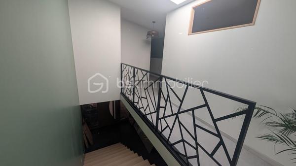 FOUGÈRES – 170 m² – MAISON ATYPIQUE ESPRIT LOFT – 4 CHAMBRES – TERRASSE & COUR PRIVATIVE

 COUP DE CŒUR – DES VOLUMES, DE LA LUMIÈRE ET UN VÉRITABLE ESPRIT LOFT

Vous recherchez une maison avec du caractère, de beaux volumes et quelque chose que l’on ne retrouve pas partout ?

Poussez la porte de cette maison d’environ 170 m² située dans le quartier Hôpital / Bonabry à Fougères… et laissez-vous surprendre.

Ici, ce sont les hauteurs sous plafond, les volumes généreux et les puits de lumière qui donnent immédiatement à la maison cette atmosphère si particulière, presque comme celle d’un loft.

 LA LUMIÈRE COMME FIL CONDUCTEUR

Les différents espaces bénéficient d’une belle luminosité naturelle, sublimée par plusieurs puits de lumière.

Associés aux belles hauteurs sous plafond, ils apportent une véritable sensation d’espace et donnent à cette maison une identité forte.

Un intérieur atypique, chaleureux et plein de potentiel, loin des maisons standardisées.

 UNE PIÈCE DE VIE OUVERTE ET CONVIVIALE

Le salon équipé d'un poêle à granulés ,  s’ouvre directement sur une belle cuisine aménagée et équipée, formant un espace de vie généreux et particulièrement convivial.

Une configuration idéale pour partager les moments du quotidien, cuisiner tout en profitant de ses invités ou recevoir famille et amis.

L’ouverture des espaces renforce naturellement cette sensation de loft et permet de profiter pleinement des volumes.

 4 CHAMBRES – 2 SALLES DE BAINS

Avec ses 4 chambres, cette maison répond parfaitement aux besoins d’une famille tout en permettant d’imaginer différents usages : bureau, télétravail, chambre d’amis, salle de jeux…

Vous bénéficiez également de 2 salles de bains, dont une neuve actuellement en cours de finition.

 UN EXTÉRIEUR PRIVATIF EN PLEIN CŒUR DE VILLE

À l’arrière, une belle terrasse vous attend pour profiter des beaux jours.

Repas en extérieur, apéritifs entre amis, coin détente ou espace végétalisé : vous pourrez facilement créer un extérieur à votre image.

 ET LE PETIT PLUS QUI FAIT LA DIFFÉRENCE

La propriété dispose également d'une cour privative accessible par portail électrique, permettant de stationner jusqu’à 2 véhicules.

Un véritable confort, particulièrement appréciable en ville.

 LES + DE CETTE MAISON

✔️ Environ 170 m²
✔️ Esprit loft
✔️ Belles hauteurs sous plafond
✔️ Puits de lumière
✔️ Grande pièce de vie
✔️ Salon ouvert sur cuisine aménagée et équipée
✔️ 4 chambres
✔️ 2 salles de bains
✔️ Une salle de bains neuve en cours de finition
✔️ Terrasse privative
✔️ Cour privée
✔️ Portail électrique
✔️ Stationnement 2 véhicules
✔️ Quartier Hôpital / Bonabry

 FOUGÈRES – HÔPITAL / BONABRY

Une maison familiale atypique qui conjugue espace, lumière, caractère et fonctionnalité.

Un bien qui ne ressemble pas aux autres et qui mérite d’être découvert en visite, car c’est en entrant que l’on comprend véritablement toute la personnalité de cette maison.

📞 Contactez-moi pour organiser votre visite.