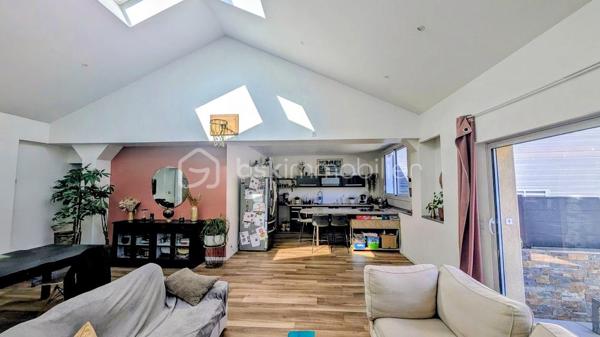 FOUGÈRES – 170 m² – MAISON ATYPIQUE ESPRIT LOFT – 4 CHAMBRES – TERRASSE & COUR PRIVATIVE

 COUP DE CŒUR – DES VOLUMES, DE LA LUMIÈRE ET UN VÉRITABLE ESPRIT LOFT

Vous recherchez une maison avec du caractère, de beaux volumes et quelque chose que l’on ne retrouve pas partout ?

Poussez la porte de cette maison d’environ 170 m² située dans le quartier Hôpital / Bonabry à Fougères… et laissez-vous surprendre.

Ici, ce sont les hauteurs sous plafond, les volumes généreux et les puits de lumière qui donnent immédiatement à la maison cette atmosphère si particulière, presque comme celle d’un loft.

 LA LUMIÈRE COMME FIL CONDUCTEUR

Les différents espaces bénéficient d’une belle luminosité naturelle, sublimée par plusieurs puits de lumière.

Associés aux belles hauteurs sous plafond, ils apportent une véritable sensation d’espace et donnent à cette maison une identité forte.

Un intérieur atypique, chaleureux et plein de potentiel, loin des maisons standardisées.

 UNE PIÈCE DE VIE OUVERTE ET CONVIVIALE

Le salon équipé d'un poêle à granulés ,  s’ouvre directement sur une belle cuisine aménagée et équipée, formant un espace de vie généreux et particulièrement convivial.

Une configuration idéale pour partager les moments du quotidien, cuisiner tout en profitant de ses invités ou recevoir famille et amis.

L’ouverture des espaces renforce naturellement cette sensation de loft et permet de profiter pleinement des volumes.

 4 CHAMBRES – 2 SALLES DE BAINS

Avec ses 4 chambres, cette maison répond parfaitement aux besoins d’une famille tout en permettant d’imaginer différents usages : bureau, télétravail, chambre d’amis, salle de jeux…

Vous bénéficiez également de 2 salles de bains, dont une neuve actuellement en cours de finition.

 UN EXTÉRIEUR PRIVATIF EN PLEIN CŒUR DE VILLE

À l’arrière, une belle terrasse vous attend pour profiter des beaux jours.

Repas en extérieur, apéritifs entre amis, coin détente ou espace végétalisé : vous pourrez facilement créer un extérieur à votre image.

 ET LE PETIT PLUS QUI FAIT LA DIFFÉRENCE

La propriété dispose également d'une cour privative accessible par portail électrique, permettant de stationner jusqu’à 2 véhicules.

Un véritable confort, particulièrement appréciable en ville.

 LES + DE CETTE MAISON

✔️ Environ 170 m²
✔️ Esprit loft
✔️ Belles hauteurs sous plafond
✔️ Puits de lumière
✔️ Grande pièce de vie
✔️ Salon ouvert sur cuisine aménagée et équipée
✔️ 4 chambres
✔️ 2 salles de bains
✔️ Une salle de bains neuve en cours de finition
✔️ Terrasse privative
✔️ Cour privée
✔️ Portail électrique
✔️ Stationnement 2 véhicules
✔️ Quartier Hôpital / Bonabry

 FOUGÈRES – HÔPITAL / BONABRY

Une maison familiale atypique qui conjugue espace, lumière, caractère et fonctionnalité.

Un bien qui ne ressemble pas aux autres et qui mérite d’être découvert en visite, car c’est en entrant que l’on comprend véritablement toute la personnalité de cette maison.

📞 Contactez-moi pour organiser votre visite.