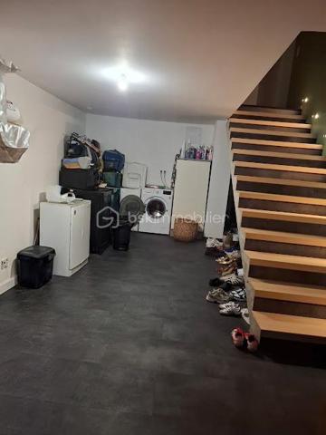 FOUGÈRES – 170 m² – MAISON ATYPIQUE ESPRIT LOFT – 4 CHAMBRES – TERRASSE & COUR PRIVATIVE

 COUP DE CŒUR – DES VOLUMES, DE LA LUMIÈRE ET UN VÉRITABLE ESPRIT LOFT

Vous recherchez une maison avec du caractère, de beaux volumes et quelque chose que l’on ne retrouve pas partout ?

Poussez la porte de cette maison d’environ 170 m² située dans le quartier Hôpital / Bonabry à Fougères… et laissez-vous surprendre.

Ici, ce sont les hauteurs sous plafond, les volumes généreux et les puits de lumière qui donnent immédiatement à la maison cette atmosphère si particulière, presque comme celle d’un loft.

 LA LUMIÈRE COMME FIL CONDUCTEUR

Les différents espaces bénéficient d’une belle luminosité naturelle, sublimée par plusieurs puits de lumière.

Associés aux belles hauteurs sous plafond, ils apportent une véritable sensation d’espace et donnent à cette maison une identité forte.

Un intérieur atypique, chaleureux et plein de potentiel, loin des maisons standardisées.

 UNE PIÈCE DE VIE OUVERTE ET CONVIVIALE

Le salon équipé d'un poêle à granulés ,  s’ouvre directement sur une belle cuisine aménagée et équipée, formant un espace de vie généreux et particulièrement convivial.

Une configuration idéale pour partager les moments du quotidien, cuisiner tout en profitant de ses invités ou recevoir famille et amis.

L’ouverture des espaces renforce naturellement cette sensation de loft et permet de profiter pleinement des volumes.

 4 CHAMBRES – 2 SALLES DE BAINS

Avec ses 4 chambres, cette maison répond parfaitement aux besoins d’une famille tout en permettant d’imaginer différents usages : bureau, télétravail, chambre d’amis, salle de jeux…

Vous bénéficiez également de 2 salles de bains, dont une neuve actuellement en cours de finition.

 UN EXTÉRIEUR PRIVATIF EN PLEIN CŒUR DE VILLE

À l’arrière, une belle terrasse vous attend pour profiter des beaux jours.

Repas en extérieur, apéritifs entre amis, coin détente ou espace végétalisé : vous pourrez facilement créer un extérieur à votre image.

 ET LE PETIT PLUS QUI FAIT LA DIFFÉRENCE

La propriété dispose également d'une cour privative accessible par portail électrique, permettant de stationner jusqu’à 2 véhicules.

Un véritable confort, particulièrement appréciable en ville.

 LES + DE CETTE MAISON

✔️ Environ 170 m²
✔️ Esprit loft
✔️ Belles hauteurs sous plafond
✔️ Puits de lumière
✔️ Grande pièce de vie
✔️ Salon ouvert sur cuisine aménagée et équipée
✔️ 4 chambres
✔️ 2 salles de bains
✔️ Une salle de bains neuve en cours de finition
✔️ Terrasse privative
✔️ Cour privée
✔️ Portail électrique
✔️ Stationnement 2 véhicules
✔️ Quartier Hôpital / Bonabry

 FOUGÈRES – HÔPITAL / BONABRY

Une maison familiale atypique qui conjugue espace, lumière, caractère et fonctionnalité.

Un bien qui ne ressemble pas aux autres et qui mérite d’être découvert en visite, car c’est en entrant que l’on comprend véritablement toute la personnalité de cette maison.

📞 Contactez-moi pour organiser votre visite.