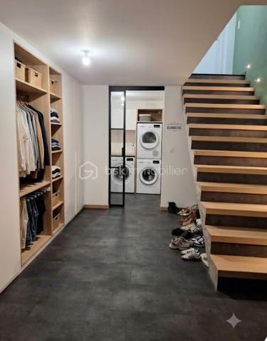 FOUGÈRES – 170 m² – MAISON ATYPIQUE ESPRIT LOFT – 4 CHAMBRES – TERRASSE & COUR PRIVATIVE

 COUP DE CŒUR – DES VOLUMES, DE LA LUMIÈRE ET UN VÉRITABLE ESPRIT LOFT

Vous recherchez une maison avec du caractère, de beaux volumes et quelque chose que l’on ne retrouve pas partout ?

Poussez la porte de cette maison d’environ 170 m² située dans le quartier Hôpital / Bonabry à Fougères… et laissez-vous surprendre.

Ici, ce sont les hauteurs sous plafond, les volumes généreux et les puits de lumière qui donnent immédiatement à la maison cette atmosphère si particulière, presque comme celle d’un loft.

 LA LUMIÈRE COMME FIL CONDUCTEUR

Les différents espaces bénéficient d’une belle luminosité naturelle, sublimée par plusieurs puits de lumière.

Associés aux belles hauteurs sous plafond, ils apportent une véritable sensation d’espace et donnent à cette maison une identité forte.

Un intérieur atypique, chaleureux et plein de potentiel, loin des maisons standardisées.

 UNE PIÈCE DE VIE OUVERTE ET CONVIVIALE

Le salon équipé d'un poêle à granulés ,  s’ouvre directement sur une belle cuisine aménagée et équipée, formant un espace de vie généreux et particulièrement convivial.

Une configuration idéale pour partager les moments du quotidien, cuisiner tout en profitant de ses invités ou recevoir famille et amis.

L’ouverture des espaces renforce naturellement cette sensation de loft et permet de profiter pleinement des volumes.

 4 CHAMBRES – 2 SALLES DE BAINS

Avec ses 4 chambres, cette maison répond parfaitement aux besoins d’une famille tout en permettant d’imaginer différents usages : bureau, télétravail, chambre d’amis, salle de jeux…

Vous bénéficiez également de 2 salles de bains, dont une neuve actuellement en cours de finition.

 UN EXTÉRIEUR PRIVATIF EN PLEIN CŒUR DE VILLE

À l’arrière, une belle terrasse vous attend pour profiter des beaux jours.

Repas en extérieur, apéritifs entre amis, coin détente ou espace végétalisé : vous pourrez facilement créer un extérieur à votre image.

 ET LE PETIT PLUS QUI FAIT LA DIFFÉRENCE

La propriété dispose également d'une cour privative accessible par portail électrique, permettant de stationner jusqu’à 2 véhicules.

Un véritable confort, particulièrement appréciable en ville.

 LES + DE CETTE MAISON

✔️ Environ 170 m²
✔️ Esprit loft
✔️ Belles hauteurs sous plafond
✔️ Puits de lumière
✔️ Grande pièce de vie
✔️ Salon ouvert sur cuisine aménagée et équipée
✔️ 4 chambres
✔️ 2 salles de bains
✔️ Une salle de bains neuve en cours de finition
✔️ Terrasse privative
✔️ Cour privée
✔️ Portail électrique
✔️ Stationnement 2 véhicules
✔️ Quartier Hôpital / Bonabry

 FOUGÈRES – HÔPITAL / BONABRY

Une maison familiale atypique qui conjugue espace, lumière, caractère et fonctionnalité.

Un bien qui ne ressemble pas aux autres et qui mérite d’être découvert en visite, car c’est en entrant que l’on comprend véritablement toute la personnalité de cette maison.

📞 Contactez-moi pour organiser votre visite.