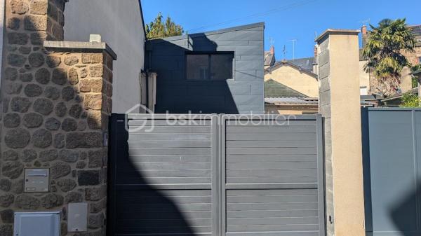 FOUGÈRES – 170 m² – MAISON ATYPIQUE ESPRIT LOFT – 4 CHAMBRES – TERRASSE & COUR PRIVATIVE

 COUP DE CŒUR – DES VOLUMES, DE LA LUMIÈRE ET UN VÉRITABLE ESPRIT LOFT

Vous recherchez une maison avec du caractère, de beaux volumes et quelque chose que l’on ne retrouve pas partout ?

Poussez la porte de cette maison d’environ 170 m² située dans le quartier Hôpital / Bonabry à Fougères… et laissez-vous surprendre.

Ici, ce sont les hauteurs sous plafond, les volumes généreux et les puits de lumière qui donnent immédiatement à la maison cette atmosphère si particulière, presque comme celle d’un loft.

 LA LUMIÈRE COMME FIL CONDUCTEUR

Les différents espaces bénéficient d’une belle luminosité naturelle, sublimée par plusieurs puits de lumière.

Associés aux belles hauteurs sous plafond, ils apportent une véritable sensation d’espace et donnent à cette maison une identité forte.

Un intérieur atypique, chaleureux et plein de potentiel, loin des maisons standardisées.

 UNE PIÈCE DE VIE OUVERTE ET CONVIVIALE

Le salon équipé d'un poêle à granulés ,  s’ouvre directement sur une belle cuisine aménagée et équipée, formant un espace de vie généreux et particulièrement convivial.

Une configuration idéale pour partager les moments du quotidien, cuisiner tout en profitant de ses invités ou recevoir famille et amis.

L’ouverture des espaces renforce naturellement cette sensation de loft et permet de profiter pleinement des volumes.

 4 CHAMBRES – 2 SALLES DE BAINS

Avec ses 4 chambres, cette maison répond parfaitement aux besoins d’une famille tout en permettant d’imaginer différents usages : bureau, télétravail, chambre d’amis, salle de jeux…

Vous bénéficiez également de 2 salles de bains, dont une neuve actuellement en cours de finition.

 UN EXTÉRIEUR PRIVATIF EN PLEIN CŒUR DE VILLE

À l’arrière, une belle terrasse vous attend pour profiter des beaux jours.

Repas en extérieur, apéritifs entre amis, coin détente ou espace végétalisé : vous pourrez facilement créer un extérieur à votre image.

 ET LE PETIT PLUS QUI FAIT LA DIFFÉRENCE

La propriété dispose également d'une cour privative accessible par portail électrique, permettant de stationner jusqu’à 2 véhicules.

Un véritable confort, particulièrement appréciable en ville.

 LES + DE CETTE MAISON

✔️ Environ 170 m²
✔️ Esprit loft
✔️ Belles hauteurs sous plafond
✔️ Puits de lumière
✔️ Grande pièce de vie
✔️ Salon ouvert sur cuisine aménagée et équipée
✔️ 4 chambres
✔️ 2 salles de bains
✔️ Une salle de bains neuve en cours de finition
✔️ Terrasse privative
✔️ Cour privée
✔️ Portail électrique
✔️ Stationnement 2 véhicules
✔️ Quartier Hôpital / Bonabry

 FOUGÈRES – HÔPITAL / BONABRY

Une maison familiale atypique qui conjugue espace, lumière, caractère et fonctionnalité.

Un bien qui ne ressemble pas aux autres et qui mérite d’être découvert en visite, car c’est en entrant que l’on comprend véritablement toute la personnalité de cette maison.

📞 Contactez-moi pour organiser votre visite.