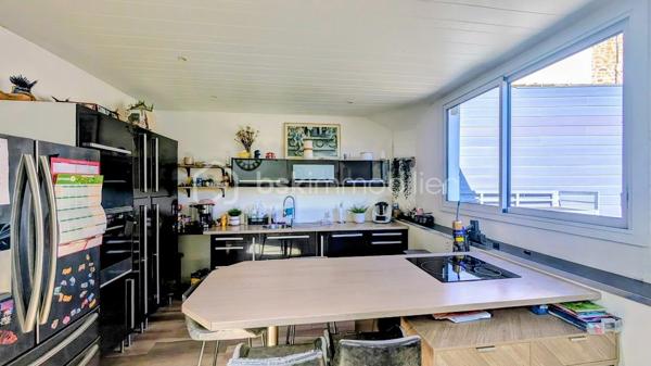 FOUGÈRES – 170 m² – MAISON ATYPIQUE ESPRIT LOFT – 4 CHAMBRES – TERRASSE & COUR PRIVATIVE

 COUP DE CŒUR – DES VOLUMES, DE LA LUMIÈRE ET UN VÉRITABLE ESPRIT LOFT

Vous recherchez une maison avec du caractère, de beaux volumes et quelque chose que l’on ne retrouve pas partout ?

Poussez la porte de cette maison d’environ 170 m² située dans le quartier Hôpital / Bonabry à Fougères… et laissez-vous surprendre.

Ici, ce sont les hauteurs sous plafond, les volumes généreux et les puits de lumière qui donnent immédiatement à la maison cette atmosphère si particulière, presque comme celle d’un loft.

 LA LUMIÈRE COMME FIL CONDUCTEUR

Les différents espaces bénéficient d’une belle luminosité naturelle, sublimée par plusieurs puits de lumière.

Associés aux belles hauteurs sous plafond, ils apportent une véritable sensation d’espace et donnent à cette maison une identité forte.

Un intérieur atypique, chaleureux et plein de potentiel, loin des maisons standardisées.

 UNE PIÈCE DE VIE OUVERTE ET CONVIVIALE

Le salon équipé d'un poêle à granulés ,  s’ouvre directement sur une belle cuisine aménagée et équipée, formant un espace de vie généreux et particulièrement convivial.

Une configuration idéale pour partager les moments du quotidien, cuisiner tout en profitant de ses invités ou recevoir famille et amis.

L’ouverture des espaces renforce naturellement cette sensation de loft et permet de profiter pleinement des volumes.

 4 CHAMBRES – 2 SALLES DE BAINS

Avec ses 4 chambres, cette maison répond parfaitement aux besoins d’une famille tout en permettant d’imaginer différents usages : bureau, télétravail, chambre d’amis, salle de jeux…

Vous bénéficiez également de 2 salles de bains, dont une neuve actuellement en cours de finition.

 UN EXTÉRIEUR PRIVATIF EN PLEIN CŒUR DE VILLE

À l’arrière, une belle terrasse vous attend pour profiter des beaux jours.

Repas en extérieur, apéritifs entre amis, coin détente ou espace végétalisé : vous pourrez facilement créer un extérieur à votre image.

 ET LE PETIT PLUS QUI FAIT LA DIFFÉRENCE

La propriété dispose également d'une cour privative accessible par portail électrique, permettant de stationner jusqu’à 2 véhicules.

Un véritable confort, particulièrement appréciable en ville.

 LES + DE CETTE MAISON

✔️ Environ 170 m²
✔️ Esprit loft
✔️ Belles hauteurs sous plafond
✔️ Puits de lumière
✔️ Grande pièce de vie
✔️ Salon ouvert sur cuisine aménagée et équipée
✔️ 4 chambres
✔️ 2 salles de bains
✔️ Une salle de bains neuve en cours de finition
✔️ Terrasse privative
✔️ Cour privée
✔️ Portail électrique
✔️ Stationnement 2 véhicules
✔️ Quartier Hôpital / Bonabry

 FOUGÈRES – HÔPITAL / BONABRY

Une maison familiale atypique qui conjugue espace, lumière, caractère et fonctionnalité.

Un bien qui ne ressemble pas aux autres et qui mérite d’être découvert en visite, car c’est en entrant que l’on comprend véritablement toute la personnalité de cette maison.

📞 Contactez-moi pour organiser votre visite.