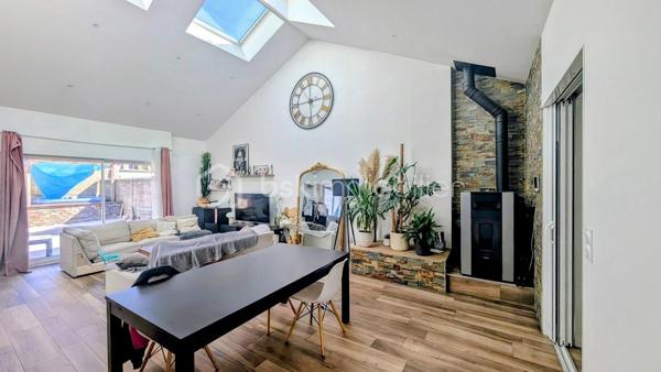 FOUGÈRES – 170 m² – MAISON ATYPIQUE ESPRIT LOFT – 4 CHAMBRES – TERRASSE & COUR PRIVATIVE

 COUP DE CŒUR – DES VOLUMES, DE LA LUMIÈRE ET UN VÉRITABLE ESPRIT LOFT

Vous recherchez une maison avec du caractère, de beaux volumes et quelque chose que l’on ne retrouve pas partout ?

Poussez la porte de cette maison d’environ 170 m² située dans le quartier Hôpital / Bonabry à Fougères… et laissez-vous surprendre.

Ici, ce sont les hauteurs sous plafond, les volumes généreux et les puits de lumière qui donnent immédiatement à la maison cette atmosphère si particulière, presque comme celle d’un loft.

 LA LUMIÈRE COMME FIL CONDUCTEUR

Les différents espaces bénéficient d’une belle luminosité naturelle, sublimée par plusieurs puits de lumière.

Associés aux belles hauteurs sous plafond, ils apportent une véritable sensation d’espace et donnent à cette maison une identité forte.

Un intérieur atypique, chaleureux et plein de potentiel, loin des maisons standardisées.

 UNE PIÈCE DE VIE OUVERTE ET CONVIVIALE

Le salon équipé d'un poêle à granulés ,  s’ouvre directement sur une belle cuisine aménagée et équipée, formant un espace de vie généreux et particulièrement convivial.

Une configuration idéale pour partager les moments du quotidien, cuisiner tout en profitant de ses invités ou recevoir famille et amis.

L’ouverture des espaces renforce naturellement cette sensation de loft et permet de profiter pleinement des volumes.

 4 CHAMBRES – 2 SALLES DE BAINS

Avec ses 4 chambres, cette maison répond parfaitement aux besoins d’une famille tout en permettant d’imaginer différents usages : bureau, télétravail, chambre d’amis, salle de jeux…

Vous bénéficiez également de 2 salles de bains, dont une neuve actuellement en cours de finition.

 UN EXTÉRIEUR PRIVATIF EN PLEIN CŒUR DE VILLE

À l’arrière, une belle terrasse vous attend pour profiter des beaux jours.

Repas en extérieur, apéritifs entre amis, coin détente ou espace végétalisé : vous pourrez facilement créer un extérieur à votre image.

 ET LE PETIT PLUS QUI FAIT LA DIFFÉRENCE

La propriété dispose également d'une cour privative accessible par portail électrique, permettant de stationner jusqu’à 2 véhicules.

Un véritable confort, particulièrement appréciable en ville.

 LES + DE CETTE MAISON

✔️ Environ 170 m²
✔️ Esprit loft
✔️ Belles hauteurs sous plafond
✔️ Puits de lumière
✔️ Grande pièce de vie
✔️ Salon ouvert sur cuisine aménagée et équipée
✔️ 4 chambres
✔️ 2 salles de bains
✔️ Une salle de bains neuve en cours de finition
✔️ Terrasse privative
✔️ Cour privée
✔️ Portail électrique
✔️ Stationnement 2 véhicules
✔️ Quartier Hôpital / Bonabry

 FOUGÈRES – HÔPITAL / BONABRY

Une maison familiale atypique qui conjugue espace, lumière, caractère et fonctionnalité.

Un bien qui ne ressemble pas aux autres et qui mérite d’être découvert en visite, car c’est en entrant que l’on comprend véritablement toute la personnalité de cette maison.

📞 Contactez-moi pour organiser votre visite.