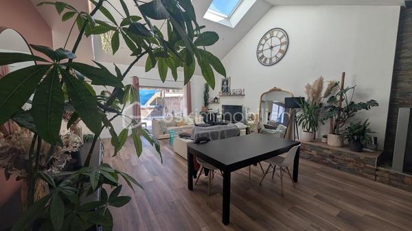 FOUGÈRES – 170 m² – MAISON ATYPIQUE ESPRIT LOFT – 4 CHAMBRES – TERRASSE & COUR PRIVATIVE

 COUP DE CŒUR – DES VOLUMES, DE LA LUMIÈRE ET UN VÉRITABLE ESPRIT LOFT

Vous recherchez une maison avec du caractère, de beaux volumes et quelque chose que l’on ne retrouve pas partout ?

Poussez la porte de cette maison d’environ 170 m² située dans le quartier Hôpital / Bonabry à Fougères… et laissez-vous surprendre.

Ici, ce sont les hauteurs sous plafond, les volumes généreux et les puits de lumière qui donnent immédiatement à la maison cette atmosphère si particulière, presque comme celle d’un loft.

 LA LUMIÈRE COMME FIL CONDUCTEUR

Les différents espaces bénéficient d’une belle luminosité naturelle, sublimée par plusieurs puits de lumière.

Associés aux belles hauteurs sous plafond, ils apportent une véritable sensation d’espace et donnent à cette maison une identité forte.

Un intérieur atypique, chaleureux et plein de potentiel, loin des maisons standardisées.

 UNE PIÈCE DE VIE OUVERTE ET CONVIVIALE

Le salon équipé d'un poêle à granulés ,  s’ouvre directement sur une belle cuisine aménagée et équipée, formant un espace de vie généreux et particulièrement convivial.

Une configuration idéale pour partager les moments du quotidien, cuisiner tout en profitant de ses invités ou recevoir famille et amis.

L’ouverture des espaces renforce naturellement cette sensation de loft et permet de profiter pleinement des volumes.

 4 CHAMBRES – 2 SALLES DE BAINS

Avec ses 4 chambres, cette maison répond parfaitement aux besoins d’une famille tout en permettant d’imaginer différents usages : bureau, télétravail, chambre d’amis, salle de jeux…

Vous bénéficiez également de 2 salles de bains, dont une neuve actuellement en cours de finition.

 UN EXTÉRIEUR PRIVATIF EN PLEIN CŒUR DE VILLE

À l’arrière, une belle terrasse vous attend pour profiter des beaux jours.

Repas en extérieur, apéritifs entre amis, coin détente ou espace végétalisé : vous pourrez facilement créer un extérieur à votre image.

 ET LE PETIT PLUS QUI FAIT LA DIFFÉRENCE

La propriété dispose également d'une cour privative accessible par portail électrique, permettant de stationner jusqu’à 2 véhicules.

Un véritable confort, particulièrement appréciable en ville.

 LES + DE CETTE MAISON

✔️ Environ 170 m²
✔️ Esprit loft
✔️ Belles hauteurs sous plafond
✔️ Puits de lumière
✔️ Grande pièce de vie
✔️ Salon ouvert sur cuisine aménagée et équipée
✔️ 4 chambres
✔️ 2 salles de bains
✔️ Une salle de bains neuve en cours de finition
✔️ Terrasse privative
✔️ Cour privée
✔️ Portail électrique
✔️ Stationnement 2 véhicules
✔️ Quartier Hôpital / Bonabry

 FOUGÈRES – HÔPITAL / BONABRY

Une maison familiale atypique qui conjugue espace, lumière, caractère et fonctionnalité.

Un bien qui ne ressemble pas aux autres et qui mérite d’être découvert en visite, car c’est en entrant que l’on comprend véritablement toute la personnalité de cette maison.

📞 Contactez-moi pour organiser votre visite.