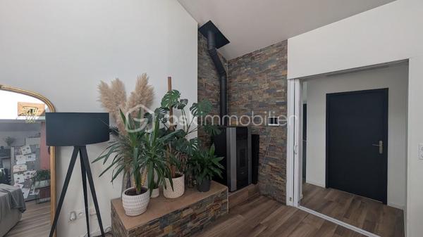 FOUGÈRES – 170 m² – MAISON ATYPIQUE ESPRIT LOFT – 4 CHAMBRES – TERRASSE & COUR PRIVATIVE

 COUP DE CŒUR – DES VOLUMES, DE LA LUMIÈRE ET UN VÉRITABLE ESPRIT LOFT

Vous recherchez une maison avec du caractère, de beaux volumes et quelque chose que l’on ne retrouve pas partout ?

Poussez la porte de cette maison d’environ 170 m² située dans le quartier Hôpital / Bonabry à Fougères… et laissez-vous surprendre.

Ici, ce sont les hauteurs sous plafond, les volumes généreux et les puits de lumière qui donnent immédiatement à la maison cette atmosphère si particulière, presque comme celle d’un loft.

 LA LUMIÈRE COMME FIL CONDUCTEUR

Les différents espaces bénéficient d’une belle luminosité naturelle, sublimée par plusieurs puits de lumière.

Associés aux belles hauteurs sous plafond, ils apportent une véritable sensation d’espace et donnent à cette maison une identité forte.

Un intérieur atypique, chaleureux et plein de potentiel, loin des maisons standardisées.

 UNE PIÈCE DE VIE OUVERTE ET CONVIVIALE

Le salon équipé d'un poêle à granulés ,  s’ouvre directement sur une belle cuisine aménagée et équipée, formant un espace de vie généreux et particulièrement convivial.

Une configuration idéale pour partager les moments du quotidien, cuisiner tout en profitant de ses invités ou recevoir famille et amis.

L’ouverture des espaces renforce naturellement cette sensation de loft et permet de profiter pleinement des volumes.

 4 CHAMBRES – 2 SALLES DE BAINS

Avec ses 4 chambres, cette maison répond parfaitement aux besoins d’une famille tout en permettant d’imaginer différents usages : bureau, télétravail, chambre d’amis, salle de jeux…

Vous bénéficiez également de 2 salles de bains, dont une neuve actuellement en cours de finition.

 UN EXTÉRIEUR PRIVATIF EN PLEIN CŒUR DE VILLE

À l’arrière, une belle terrasse vous attend pour profiter des beaux jours.

Repas en extérieur, apéritifs entre amis, coin détente ou espace végétalisé : vous pourrez facilement créer un extérieur à votre image.

 ET LE PETIT PLUS QUI FAIT LA DIFFÉRENCE

La propriété dispose également d'une cour privative accessible par portail électrique, permettant de stationner jusqu’à 2 véhicules.

Un véritable confort, particulièrement appréciable en ville.

 LES + DE CETTE MAISON

✔️ Environ 170 m²
✔️ Esprit loft
✔️ Belles hauteurs sous plafond
✔️ Puits de lumière
✔️ Grande pièce de vie
✔️ Salon ouvert sur cuisine aménagée et équipée
✔️ 4 chambres
✔️ 2 salles de bains
✔️ Une salle de bains neuve en cours de finition
✔️ Terrasse privative
✔️ Cour privée
✔️ Portail électrique
✔️ Stationnement 2 véhicules
✔️ Quartier Hôpital / Bonabry

 FOUGÈRES – HÔPITAL / BONABRY

Une maison familiale atypique qui conjugue espace, lumière, caractère et fonctionnalité.

Un bien qui ne ressemble pas aux autres et qui mérite d’être découvert en visite, car c’est en entrant que l’on comprend véritablement toute la personnalité de cette maison.

📞 Contactez-moi pour organiser votre visite.