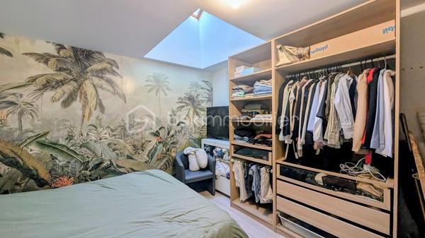 FOUGÈRES – 170 m² – MAISON ATYPIQUE ESPRIT LOFT – 4 CHAMBRES – TERRASSE & COUR PRIVATIVE

 COUP DE CŒUR – DES VOLUMES, DE LA LUMIÈRE ET UN VÉRITABLE ESPRIT LOFT

Vous recherchez une maison avec du caractère, de beaux volumes et quelque chose que l’on ne retrouve pas partout ?

Poussez la porte de cette maison d’environ 170 m² située dans le quartier Hôpital / Bonabry à Fougères… et laissez-vous surprendre.

Ici, ce sont les hauteurs sous plafond, les volumes généreux et les puits de lumière qui donnent immédiatement à la maison cette atmosphère si particulière, presque comme celle d’un loft.

 LA LUMIÈRE COMME FIL CONDUCTEUR

Les différents espaces bénéficient d’une belle luminosité naturelle, sublimée par plusieurs puits de lumière.

Associés aux belles hauteurs sous plafond, ils apportent une véritable sensation d’espace et donnent à cette maison une identité forte.

Un intérieur atypique, chaleureux et plein de potentiel, loin des maisons standardisées.

 UNE PIÈCE DE VIE OUVERTE ET CONVIVIALE

Le salon équipé d'un poêle à granulés ,  s’ouvre directement sur une belle cuisine aménagée et équipée, formant un espace de vie généreux et particulièrement convivial.

Une configuration idéale pour partager les moments du quotidien, cuisiner tout en profitant de ses invités ou recevoir famille et amis.

L’ouverture des espaces renforce naturellement cette sensation de loft et permet de profiter pleinement des volumes.

 4 CHAMBRES – 2 SALLES DE BAINS

Avec ses 4 chambres, cette maison répond parfaitement aux besoins d’une famille tout en permettant d’imaginer différents usages : bureau, télétravail, chambre d’amis, salle de jeux…

Vous bénéficiez également de 2 salles de bains, dont une neuve actuellement en cours de finition.

 UN EXTÉRIEUR PRIVATIF EN PLEIN CŒUR DE VILLE

À l’arrière, une belle terrasse vous attend pour profiter des beaux jours.

Repas en extérieur, apéritifs entre amis, coin détente ou espace végétalisé : vous pourrez facilement créer un extérieur à votre image.

 ET LE PETIT PLUS QUI FAIT LA DIFFÉRENCE

La propriété dispose également d'une cour privative accessible par portail électrique, permettant de stationner jusqu’à 2 véhicules.

Un véritable confort, particulièrement appréciable en ville.

 LES + DE CETTE MAISON

✔️ Environ 170 m²
✔️ Esprit loft
✔️ Belles hauteurs sous plafond
✔️ Puits de lumière
✔️ Grande pièce de vie
✔️ Salon ouvert sur cuisine aménagée et équipée
✔️ 4 chambres
✔️ 2 salles de bains
✔️ Une salle de bains neuve en cours de finition
✔️ Terrasse privative
✔️ Cour privée
✔️ Portail électrique
✔️ Stationnement 2 véhicules
✔️ Quartier Hôpital / Bonabry

 FOUGÈRES – HÔPITAL / BONABRY

Une maison familiale atypique qui conjugue espace, lumière, caractère et fonctionnalité.

Un bien qui ne ressemble pas aux autres et qui mérite d’être découvert en visite, car c’est en entrant que l’on comprend véritablement toute la personnalité de cette maison.

📞 Contactez-moi pour organiser votre visite.