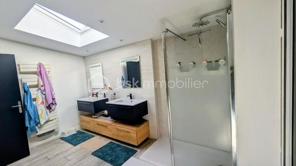 FOUGÈRES – 170 m² – MAISON ATYPIQUE ESPRIT LOFT – 4 CHAMBRES – TERRASSE & COUR PRIVATIVE

 COUP DE CŒUR – DES VOLUMES, DE LA LUMIÈRE ET UN VÉRITABLE ESPRIT LOFT

Vous recherchez une maison avec du caractère, de beaux volumes et quelque chose que l’on ne retrouve pas partout ?

Poussez la porte de cette maison d’environ 170 m² située dans le quartier Hôpital / Bonabry à Fougères… et laissez-vous surprendre.

Ici, ce sont les hauteurs sous plafond, les volumes généreux et les puits de lumière qui donnent immédiatement à la maison cette atmosphère si particulière, presque comme celle d’un loft.

 LA LUMIÈRE COMME FIL CONDUCTEUR

Les différents espaces bénéficient d’une belle luminosité naturelle, sublimée par plusieurs puits de lumière.

Associés aux belles hauteurs sous plafond, ils apportent une véritable sensation d’espace et donnent à cette maison une identité forte.

Un intérieur atypique, chaleureux et plein de potentiel, loin des maisons standardisées.

 UNE PIÈCE DE VIE OUVERTE ET CONVIVIALE

Le salon équipé d'un poêle à granulés ,  s’ouvre directement sur une belle cuisine aménagée et équipée, formant un espace de vie généreux et particulièrement convivial.

Une configuration idéale pour partager les moments du quotidien, cuisiner tout en profitant de ses invités ou recevoir famille et amis.

L’ouverture des espaces renforce naturellement cette sensation de loft et permet de profiter pleinement des volumes.

 4 CHAMBRES – 2 SALLES DE BAINS

Avec ses 4 chambres, cette maison répond parfaitement aux besoins d’une famille tout en permettant d’imaginer différents usages : bureau, télétravail, chambre d’amis, salle de jeux…

Vous bénéficiez également de 2 salles de bains, dont une neuve actuellement en cours de finition.

 UN EXTÉRIEUR PRIVATIF EN PLEIN CŒUR DE VILLE

À l’arrière, une belle terrasse vous attend pour profiter des beaux jours.

Repas en extérieur, apéritifs entre amis, coin détente ou espace végétalisé : vous pourrez facilement créer un extérieur à votre image.

 ET LE PETIT PLUS QUI FAIT LA DIFFÉRENCE

La propriété dispose également d'une cour privative accessible par portail électrique, permettant de stationner jusqu’à 2 véhicules.

Un véritable confort, particulièrement appréciable en ville.

 LES + DE CETTE MAISON

✔️ Environ 170 m²
✔️ Esprit loft
✔️ Belles hauteurs sous plafond
✔️ Puits de lumière
✔️ Grande pièce de vie
✔️ Salon ouvert sur cuisine aménagée et équipée
✔️ 4 chambres
✔️ 2 salles de bains
✔️ Une salle de bains neuve en cours de finition
✔️ Terrasse privative
✔️ Cour privée
✔️ Portail électrique
✔️ Stationnement 2 véhicules
✔️ Quartier Hôpital / Bonabry

 FOUGÈRES – HÔPITAL / BONABRY

Une maison familiale atypique qui conjugue espace, lumière, caractère et fonctionnalité.

Un bien qui ne ressemble pas aux autres et qui mérite d’être découvert en visite, car c’est en entrant que l’on comprend véritablement toute la personnalité de cette maison.

📞 Contactez-moi pour organiser votre visite.